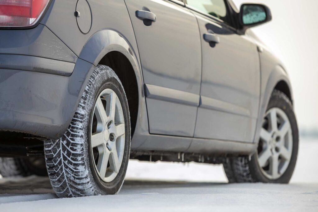 car-parked-on-snowy-road-on-winter-day-transporta-2022-01-19-19-44-33-utc.jpg